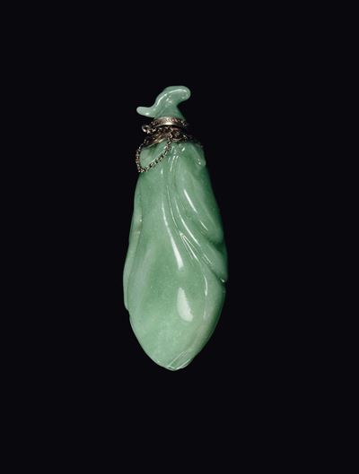 Cina, Dinastia Qing, Bottiglia da tabacco in giada smeraldo montata in argento a forma di frutto,...