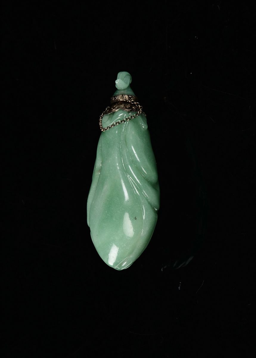 Cina, Dinastia Qing, Bottiglia da tabacco in giada smeraldo montata in argento a forma di frutto,...