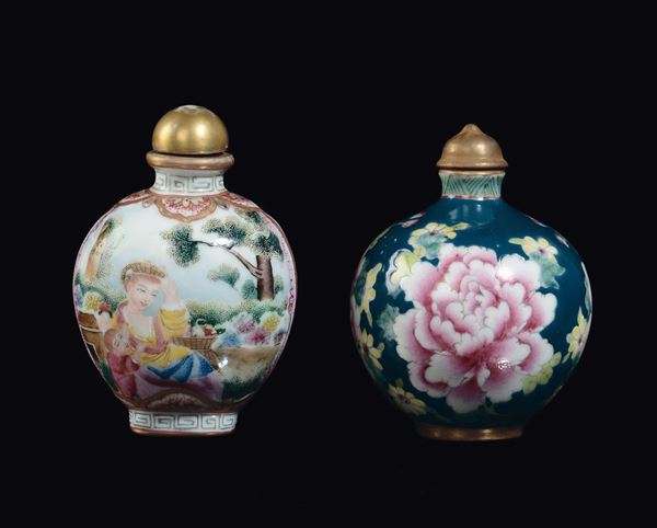 Due snuff bottles in porcellana policroma, una con figure europee e una con ortensie, Cina, Dinastia Qing, XIX secolo