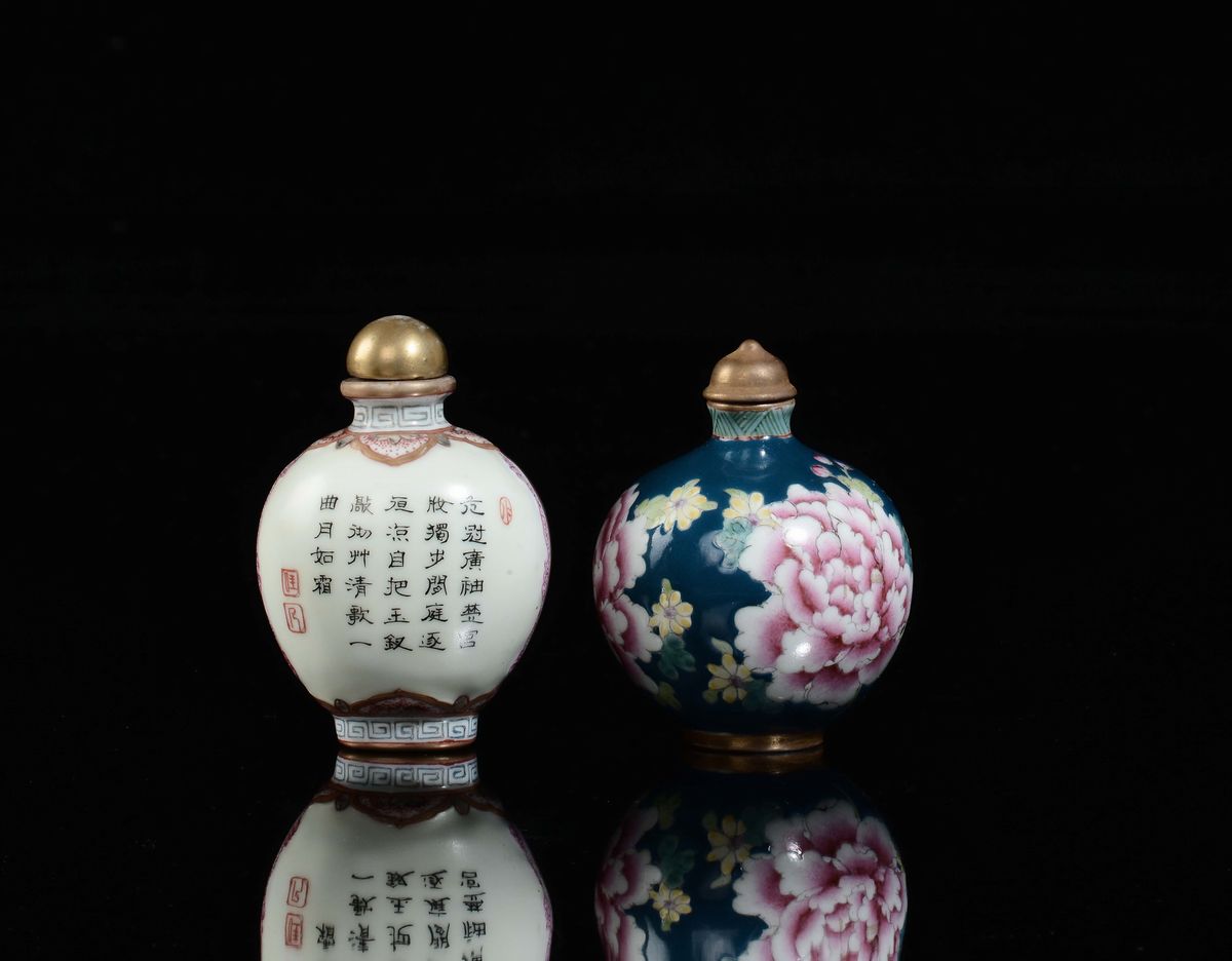 Cina, Due snuff bottles in porcellana policroma, una con figure europee e una con ortensie, Dinas...
