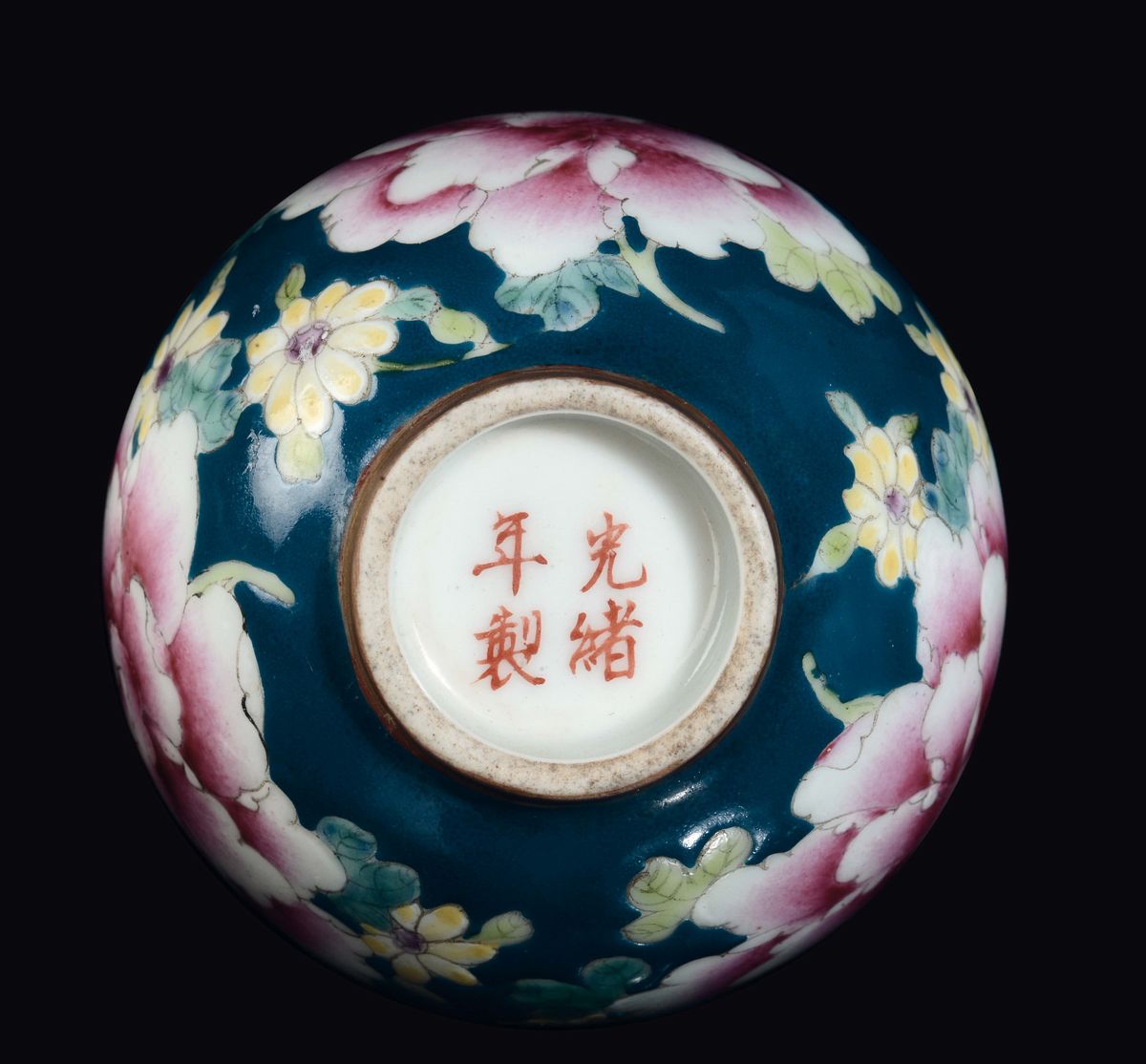 Cina, Due snuff bottles in porcellana policroma, una con figure europee e una con ortensie, Dinas...