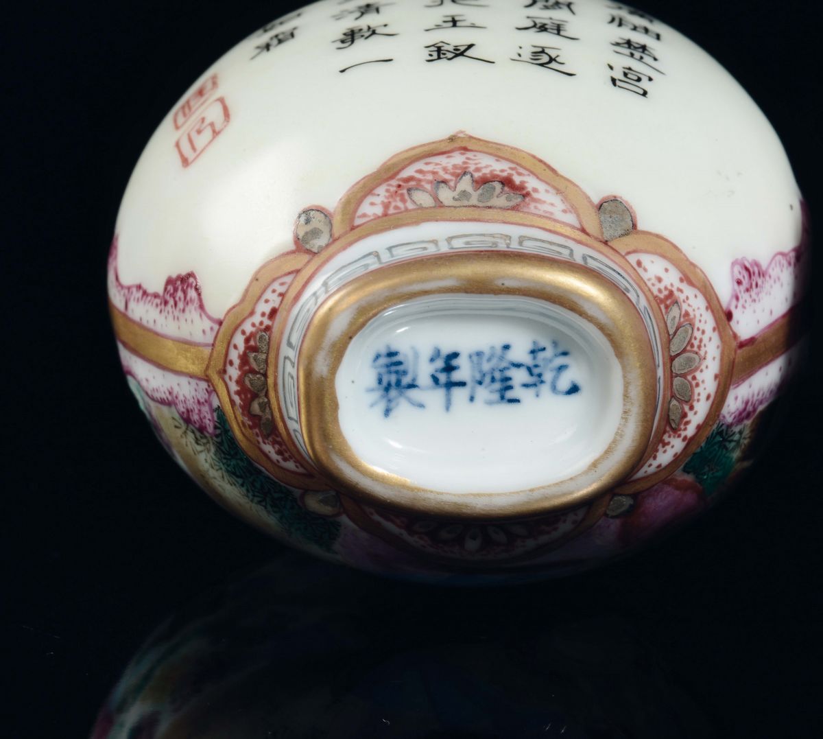 Cina, Due snuff bottles in porcellana policroma, una con figure europee e una con ortensie, Dinas...