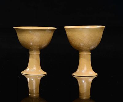 Due Stem Cup in Porcellana Monocroma Gialla con Draghi Incisi, Cina, XX Secolo