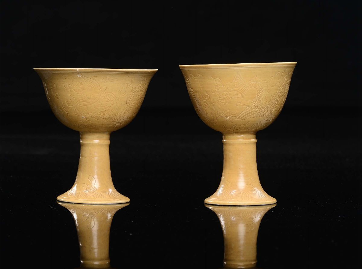 Due Stem Cup in Porcellana Monocroma Gialla con Draghi Incisi, Cina, XX Secolo