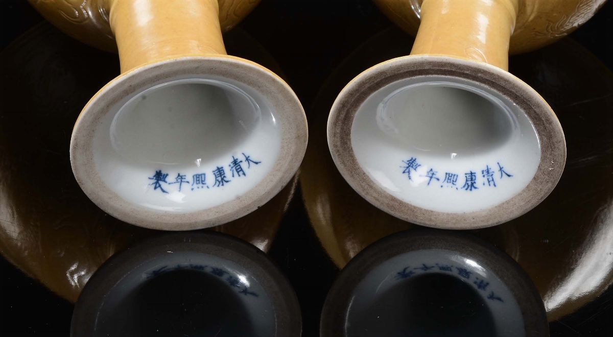 Due Stem Cup in Porcellana Monocroma Gialla con Draghi Incisi, Cina, XX Secolo