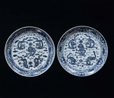 Coppia di Piattini in Porcellana Bianca e Blu con Draghi, Cina, Dinastia Qing, Epoca Guanxu (1875...