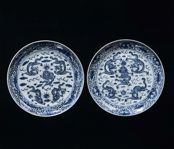 Coppia di piattini in porcellana bianca e blu con draghi, Cina, Dinastia Qing, XVIII secolo
