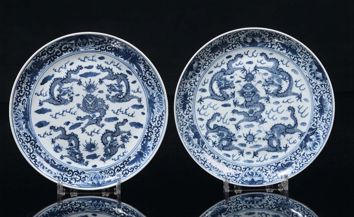 Coppia di Piattini in Porcellana Bianca e Blu con Draghi, Cina, Dinastia Qing, Epoca Guanxu (1875...