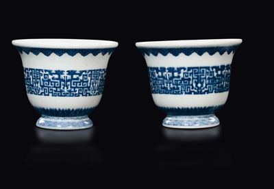 Coppia di Vasi a Campana in Porcellana Bianca e Blu, Cina, Dinastia Qing, Marca e del Periodo Dao...