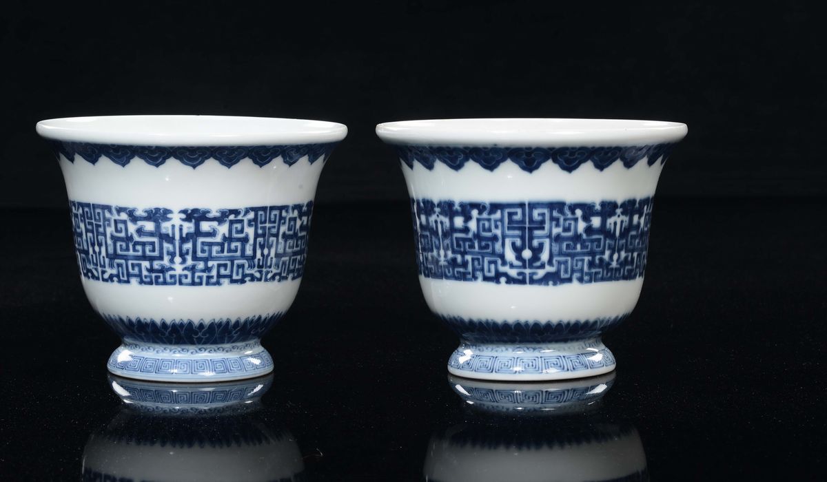 Coppia di Vasi a Campana in Porcellana Bianca e Blu, Cina, Dinastia Qing, Marca e del Periodo Dao...