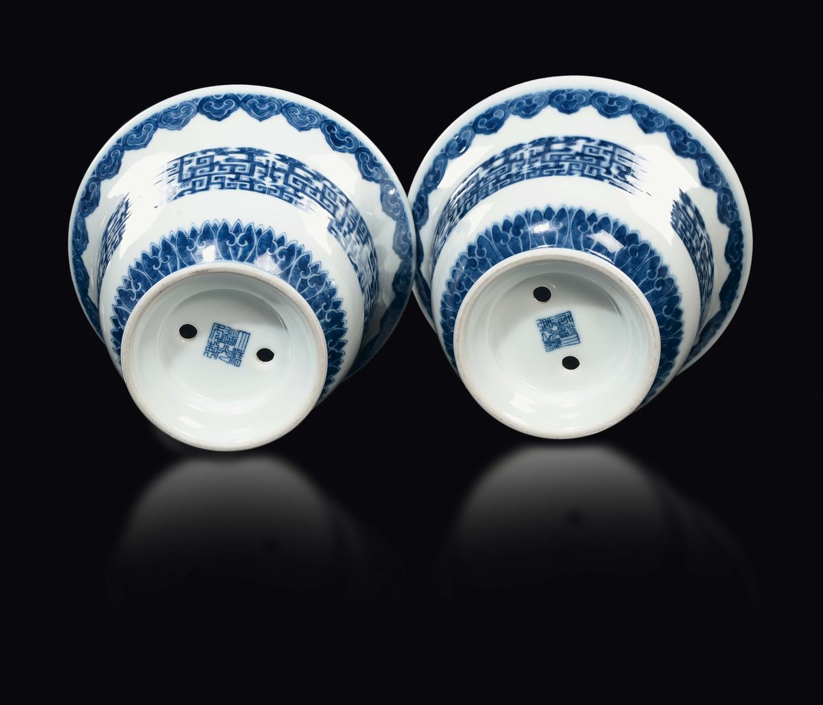 Coppia di Vasi a Campana in Porcellana Bianca e Blu, Cina, Dinastia Qing, Marca e del Periodo Dao...