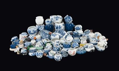 Collezione di 112 abbeveratoi per uccelli, porcellana, Cina, Dinastia Qing, XVIII-XX secolo