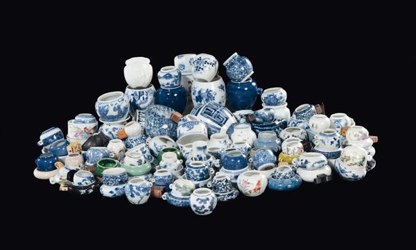 Collezione di 112 abbeveratoi per uccelli in porcellana, Cina, Dinastia Qing, dal XVIII al XX secolo