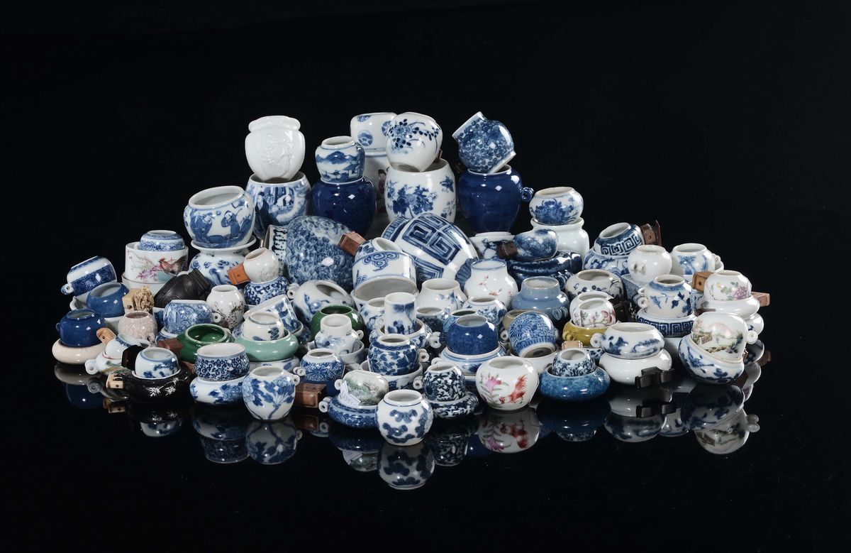 Collezione di 112 abbeveratoi per uccelli, porcellana, Cina, Dinastia Qing, XVIII-XX secolo