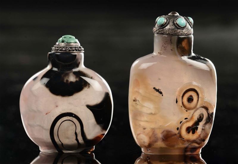 Due snuff bottles in agata con tappo con innesti di pietre dure, Cina, Dinastia Qing, XIX secolo  - Asta Chinese Works of Art - Cambi Casa d'Aste