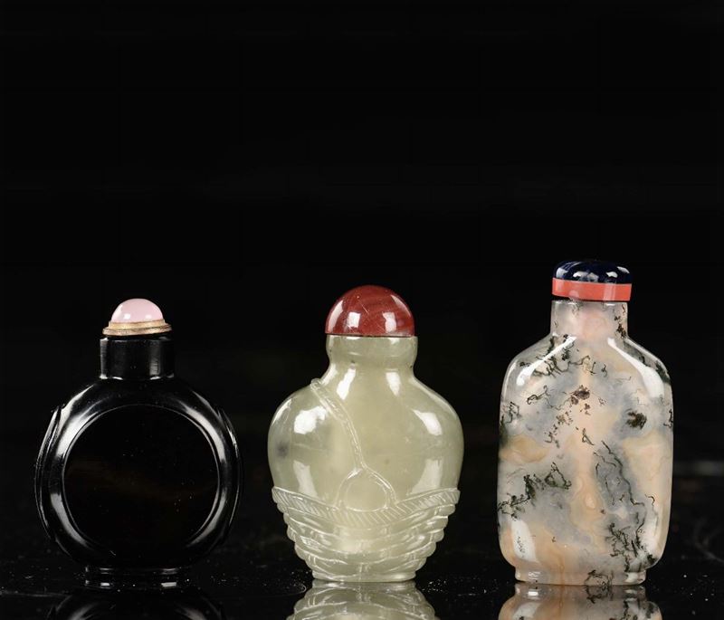 Tre snuff bottles in materiali vari, Cina, Dinastia Qing, XIX secolo  - Asta Fine Chinese Works of Art - II - Cambi Casa d'Aste