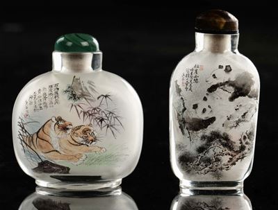 Due Snuff Bottles in Vetro con Immagini di Panda, Tigri e Cerbiatti, Cina, XX Secolo