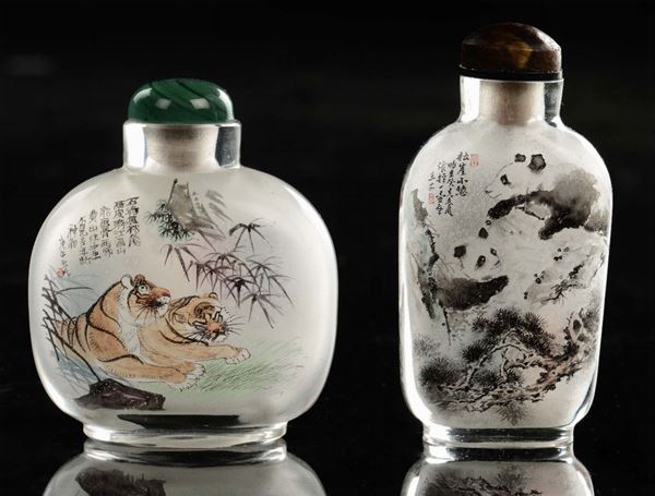 Due snuff bottles in vetro con immagini di panda, tigri e cerbiatti, Cina, XX secolo