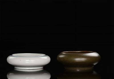 Due Ciotole in Porcellana una Verde e una Bianca e Blu, Cina, Dinastia Qing, XIX Secolo