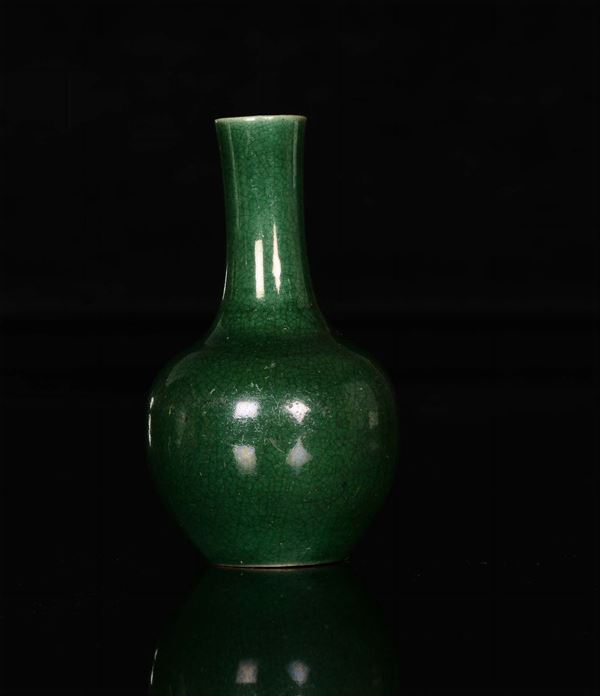 Vasetto a bottiglia in porcellana monocroma verde smeraldo, Cina, Dinastia Qing, XIX secolo