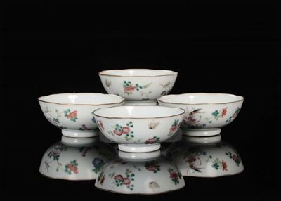 Cina, Dinastia Qing, Quattro ciotoline in porcellana policroma decorate con fiori e insetti, XIX ...