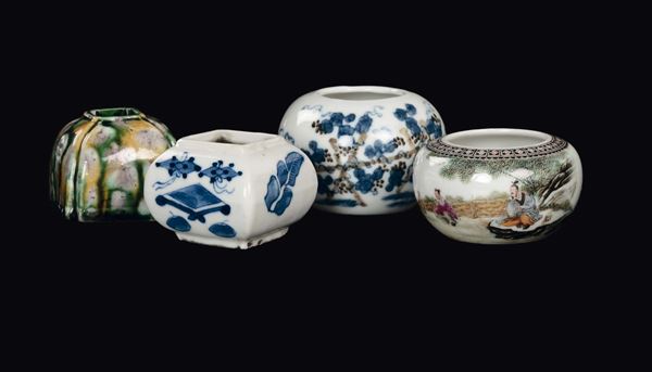 Quattro calamai in porcellana policroma, Cina, Dinastia Qing, dal XVIII al XX secolo