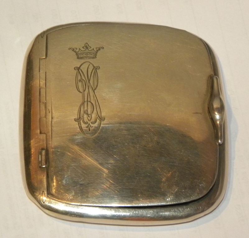 Scatola porta sigarette in argento con monogramma coronato  - Asta Argenti - Cambi Casa d'Aste