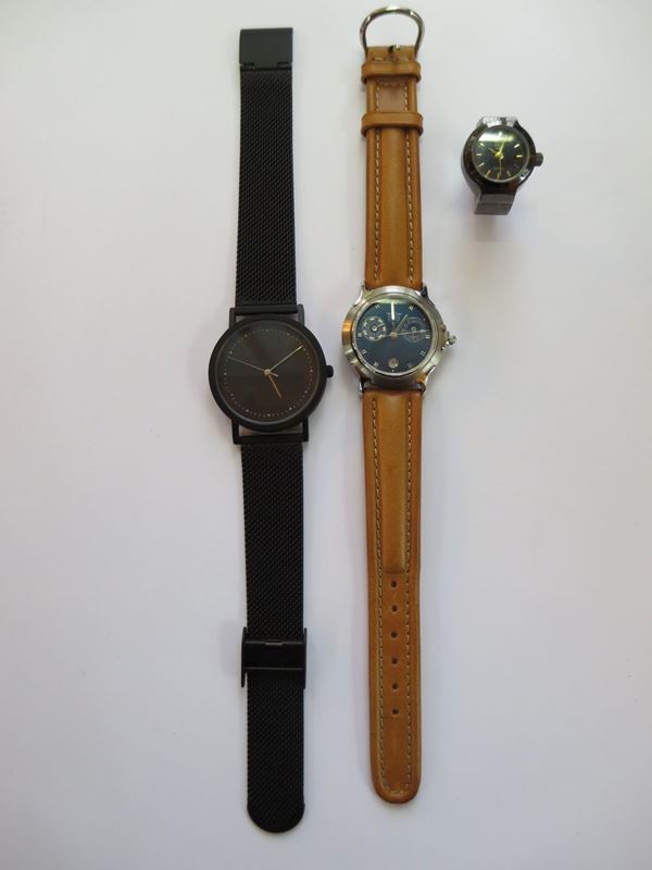 Due orologi da polso ed un orologio anello