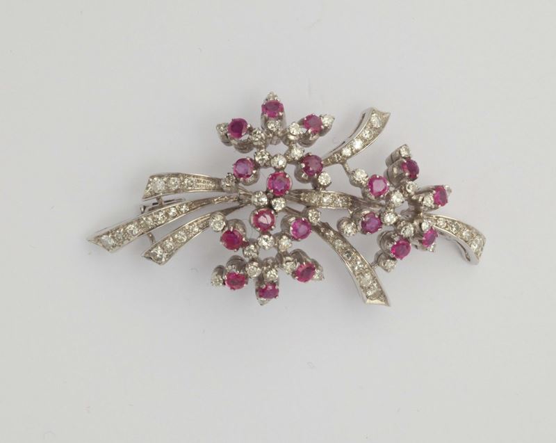 A diamond and ruby brooch  - Auction Fine Jewels - I - Cambi Casa d'Aste