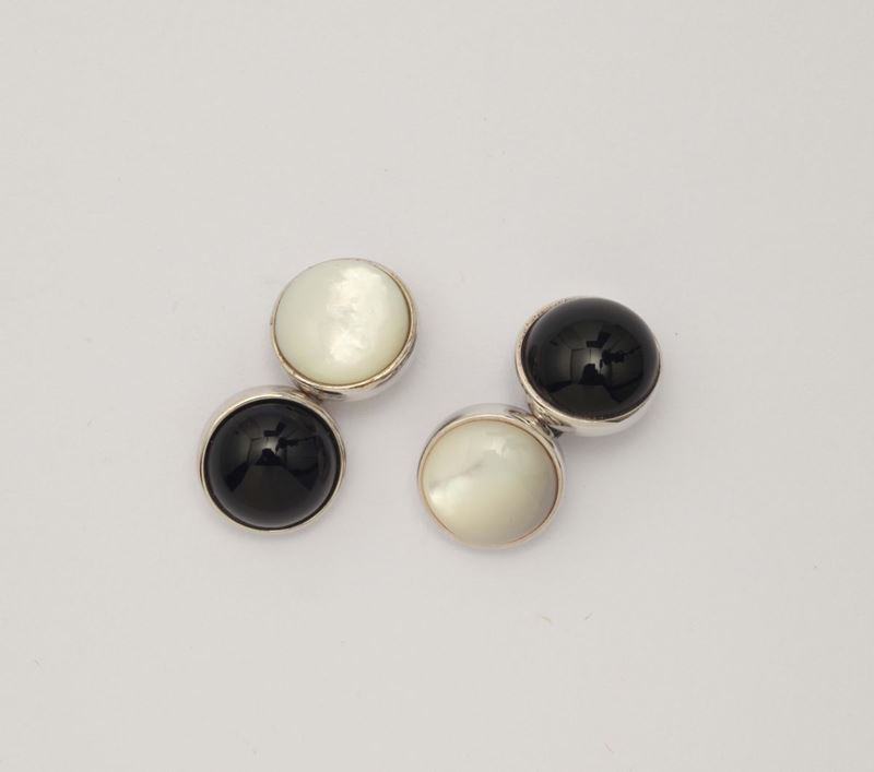 A pair of onix and moon stone cufflinks  - Auction Fine Jewels - I - Cambi Casa d'Aste