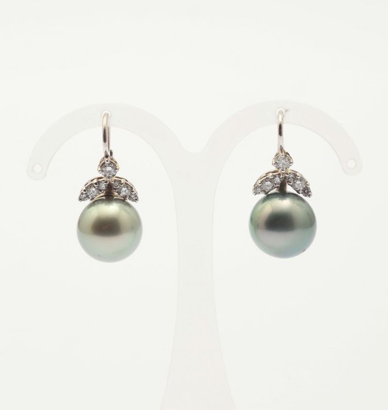 A pair of Tahiti pearls and diamond earrings  - Auction Fine Jewels - I - Cambi Casa d'Aste