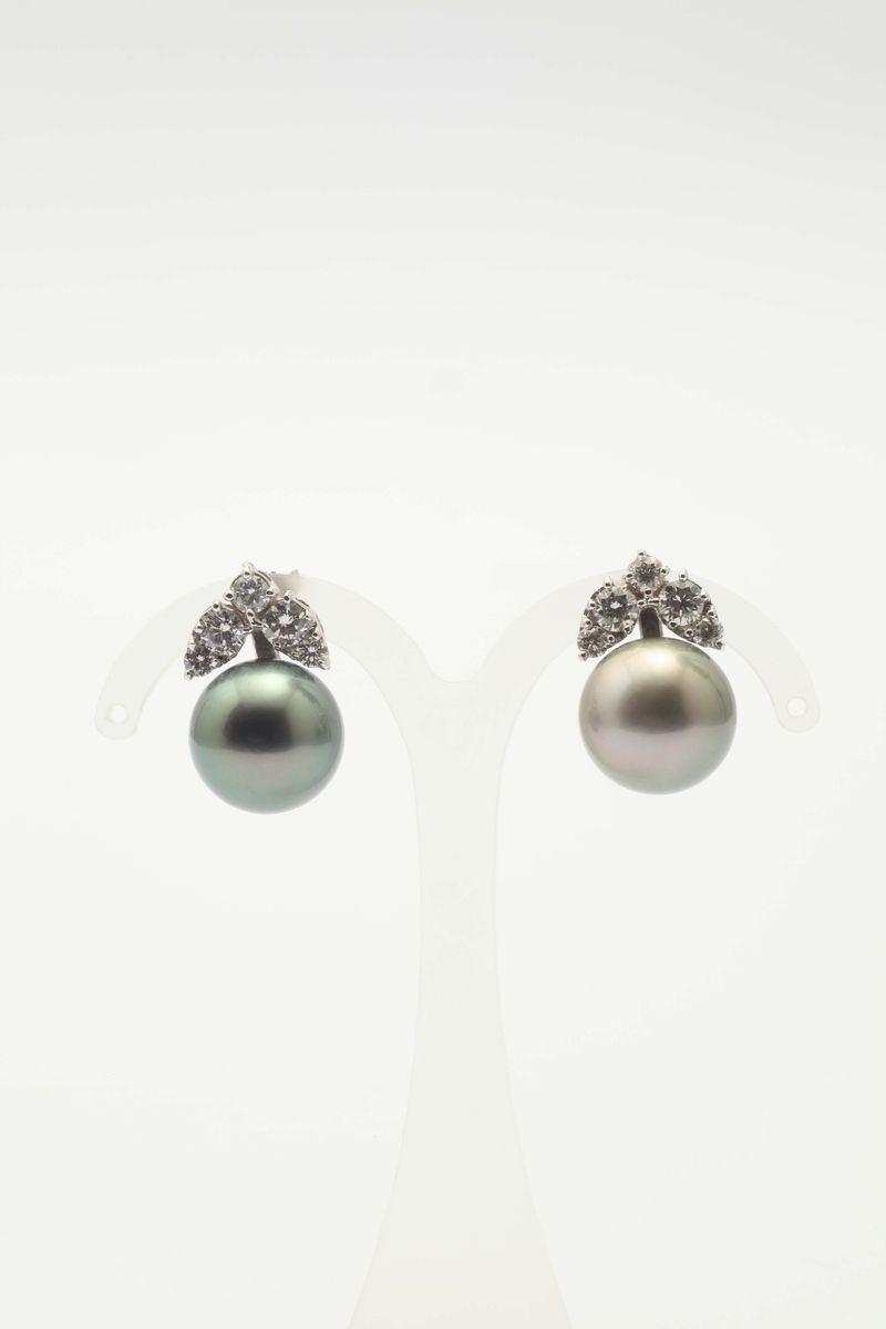 A pair of Tahiti pearls and diamond earrings  - Auction Fine Jewels - I - Cambi Casa d'Aste