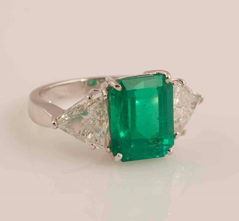 Anello con smeraldo Colombia di ct 6,10 e due diamanti per ct 2,20  - Asta Fine Jewels - I - Cambi Casa d'Aste
