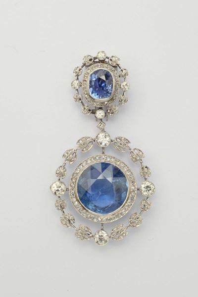 Pendente con Due Zaffiri Sri Lanka di Ct 5,50 e Ct 19,00 e Rosette di Diamanti