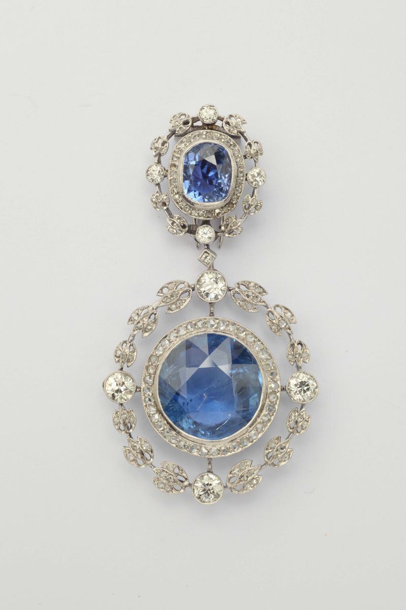 Pendente con due zaffiri Sri Lanka di ct 5,50 e ct 19,00 e rosette di diamanti  - Asta Fine Jewels - I - Cambi Casa d'Aste