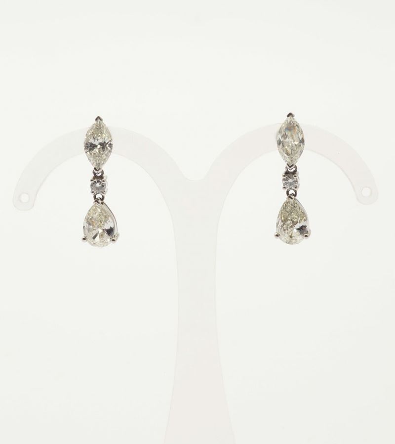 A pair of diamond pendant earrings. Gemmological Report R.A.G.  - Auction Fine Jewels - I - Cambi Casa d'Aste