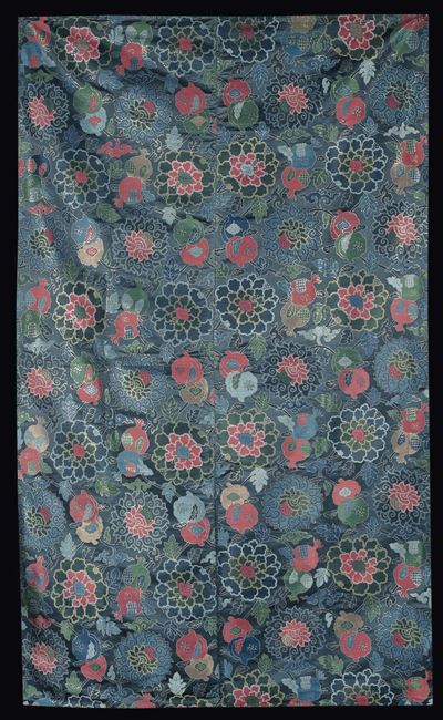 Tessuto Kesi, fondo blu con fiori rossi e dettagli in oro, Cina, Dinastia Qing, XIX secolo