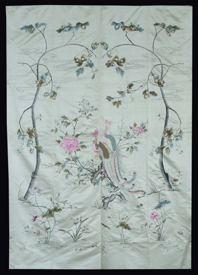 Tessuto in seta color argento con motivi di fenici e fiori, Cina, Dinastia Qing, fine XIX secolo