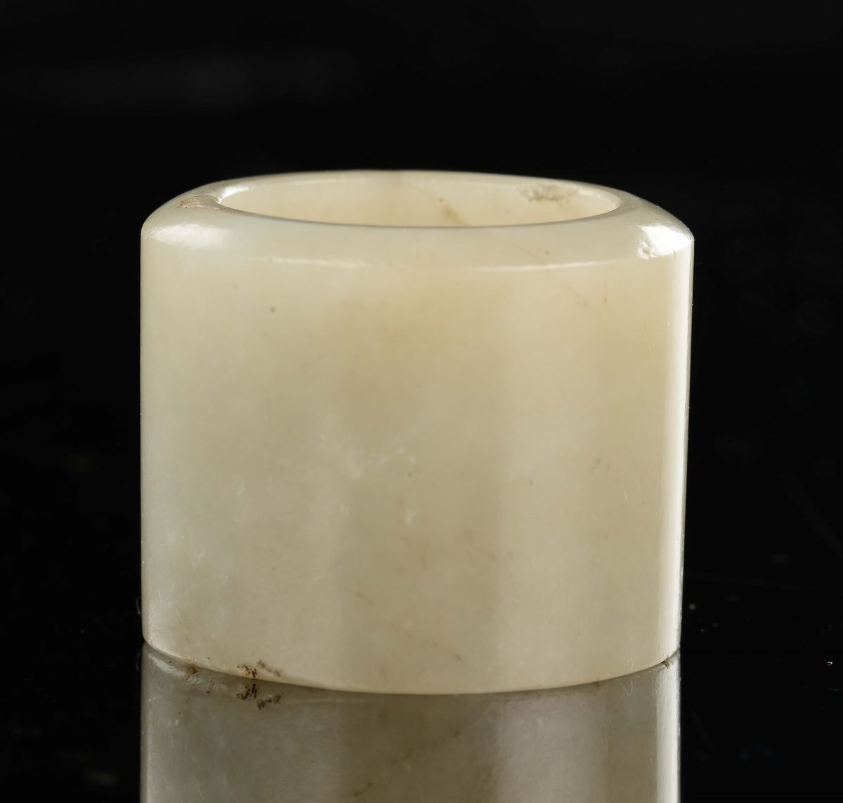 Anello d'arciere in giada Celadon, Cina, Dinastia Qing, epoca Qianlong (1736-1795)