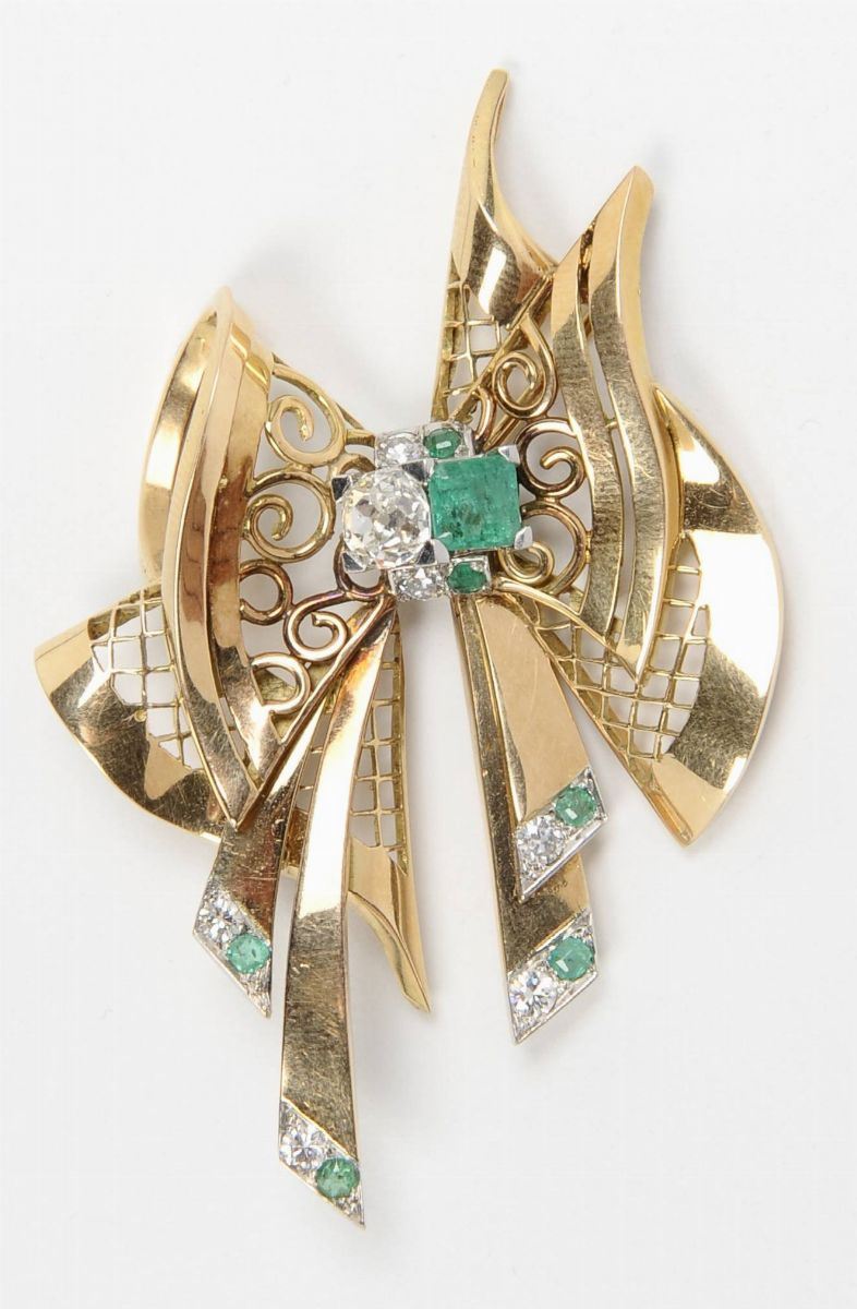 An emerald, diamond and gold brooch. 1940  - Auction Fine Jewels - I - Cambi Casa d'Aste