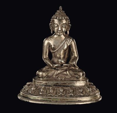 Figura di Shakyamuni Buddha, bronzo argentato su doppio fiore di loto, Tibet, XVIII secolo