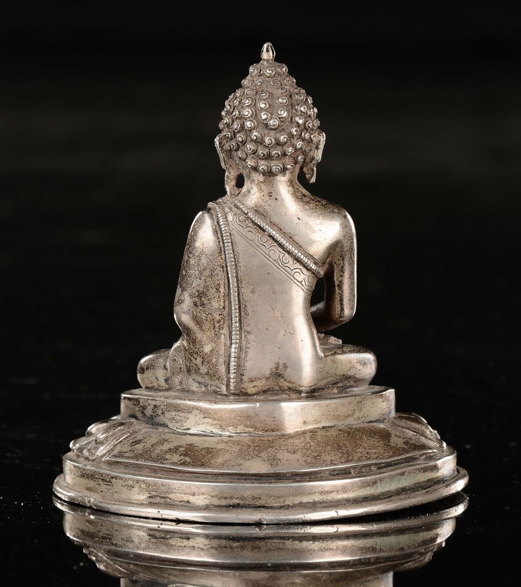 Figura di Shakyamuni Buddha, bronzo argentato su doppio fiore di loto, Tibet, XVIII secolo