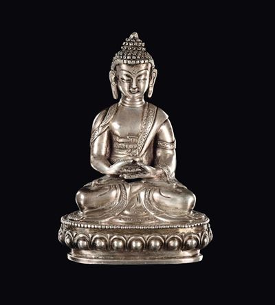 Buddha Shakyamuni, Figura in bronzo argentato seduto su doppio fiore di loto, Tibet, XVIII secolo