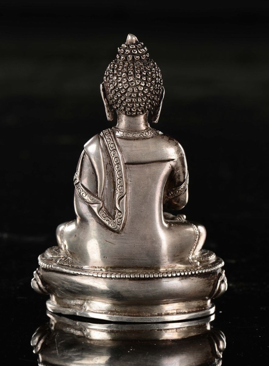 Buddha Shakyamuni, Figura in bronzo argentato seduto su doppio fiore di loto, Tibet, XVIII secolo