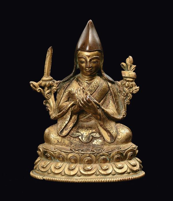 Figura di Tsongkhapa in bronzo dorato su doppio fiore di loto, Tibet, XVII secolo