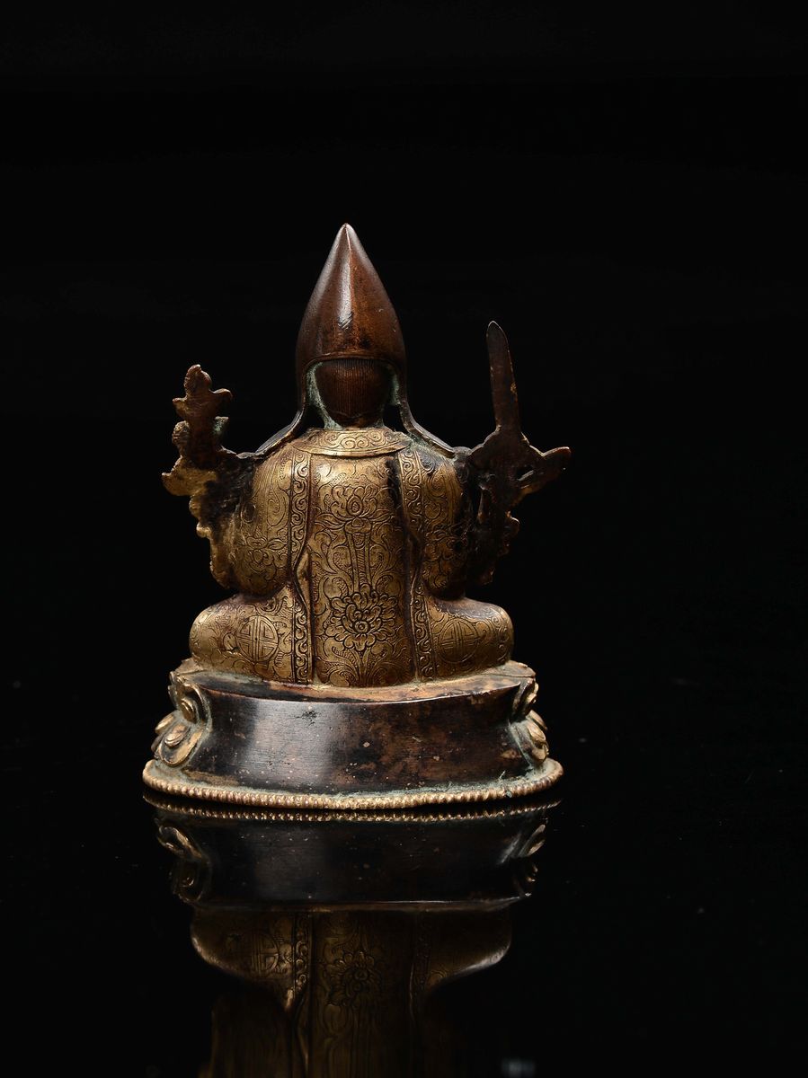 Figura di Tsongkhapa, bronzo dorato su doppio fiore di loto, Tibet, XVII secolo