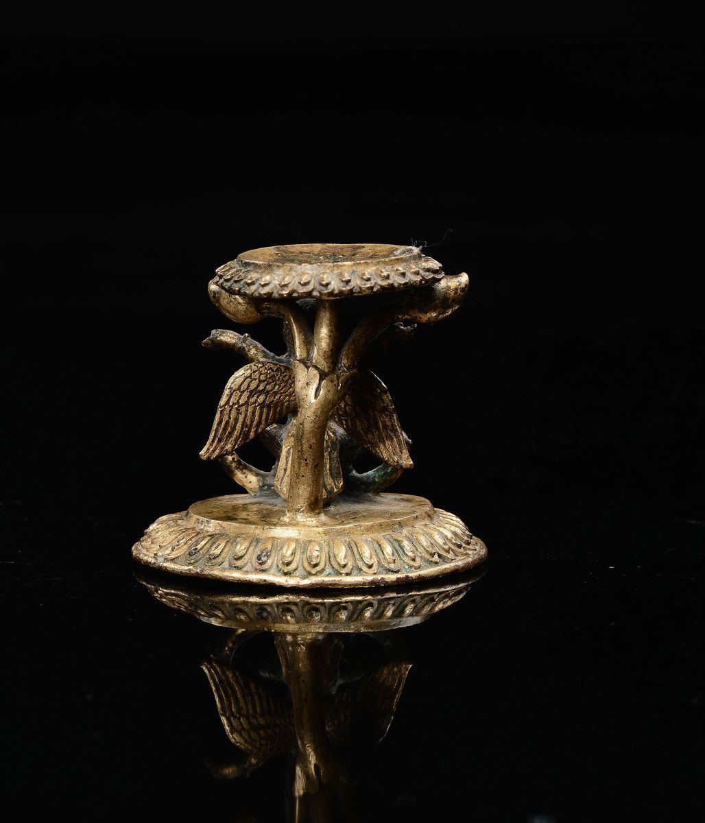 Alzata in bronzo dorato, figura antropozoomorfa, Tibet, XVI secolo