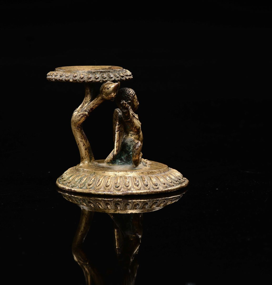 Alzata in bronzo dorato, figura antropozoomorfa, Tibet, XVI secolo
