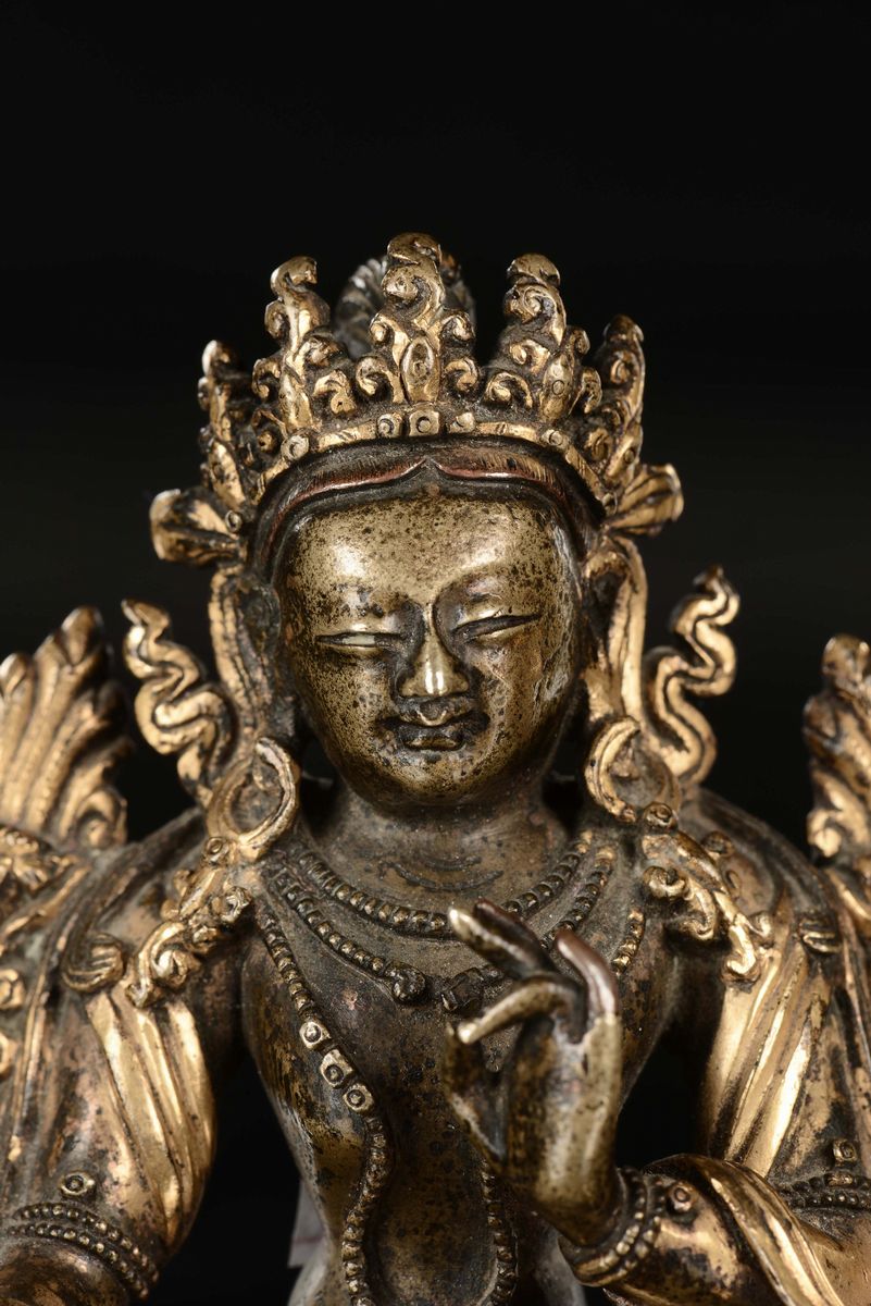 Vajradhara, Figura in bronzo dorato su doppio fiore di loto, Tibet, XVII secolo