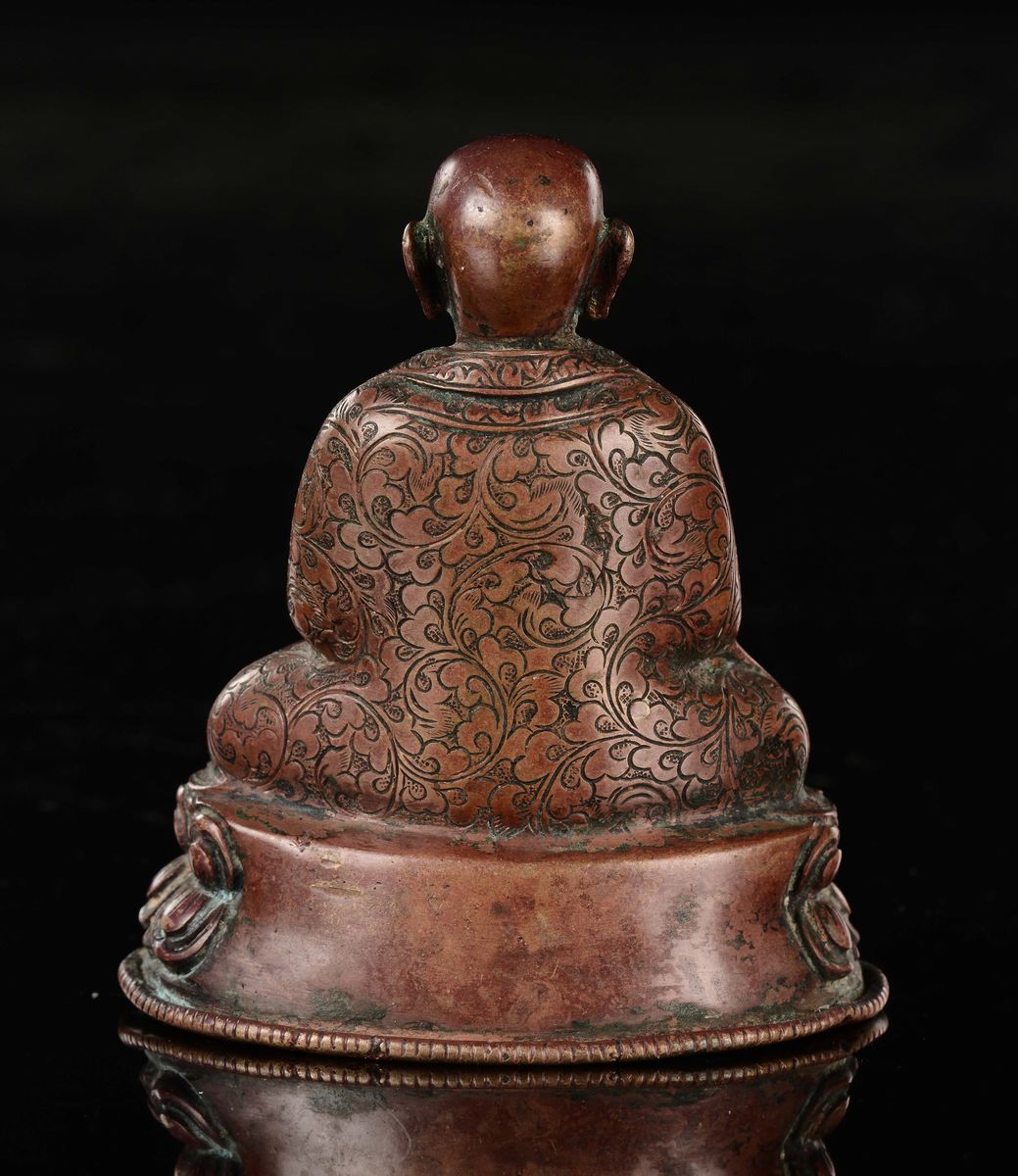 Figura di Lama in rame su doppio fiore di loto, Tibet, XVII secolo